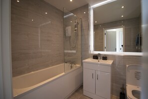 House | Bathroom | Separate tub and shower, deep soaking tub, hair dryer, towels - 2-bed Near the O2 Arena & Excel & Free Parking (London)