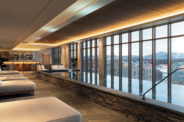 Sauna, baño de vapor, 3 salas de tratamiento y masajes