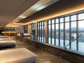 Sauna, steam room, 3 treatment rooms, massages