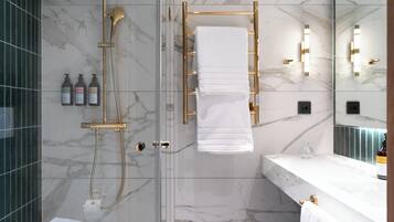 Habitación estándar | Minibar, caja fuerte, tabla de planchar con plancha y cunas gratuitas