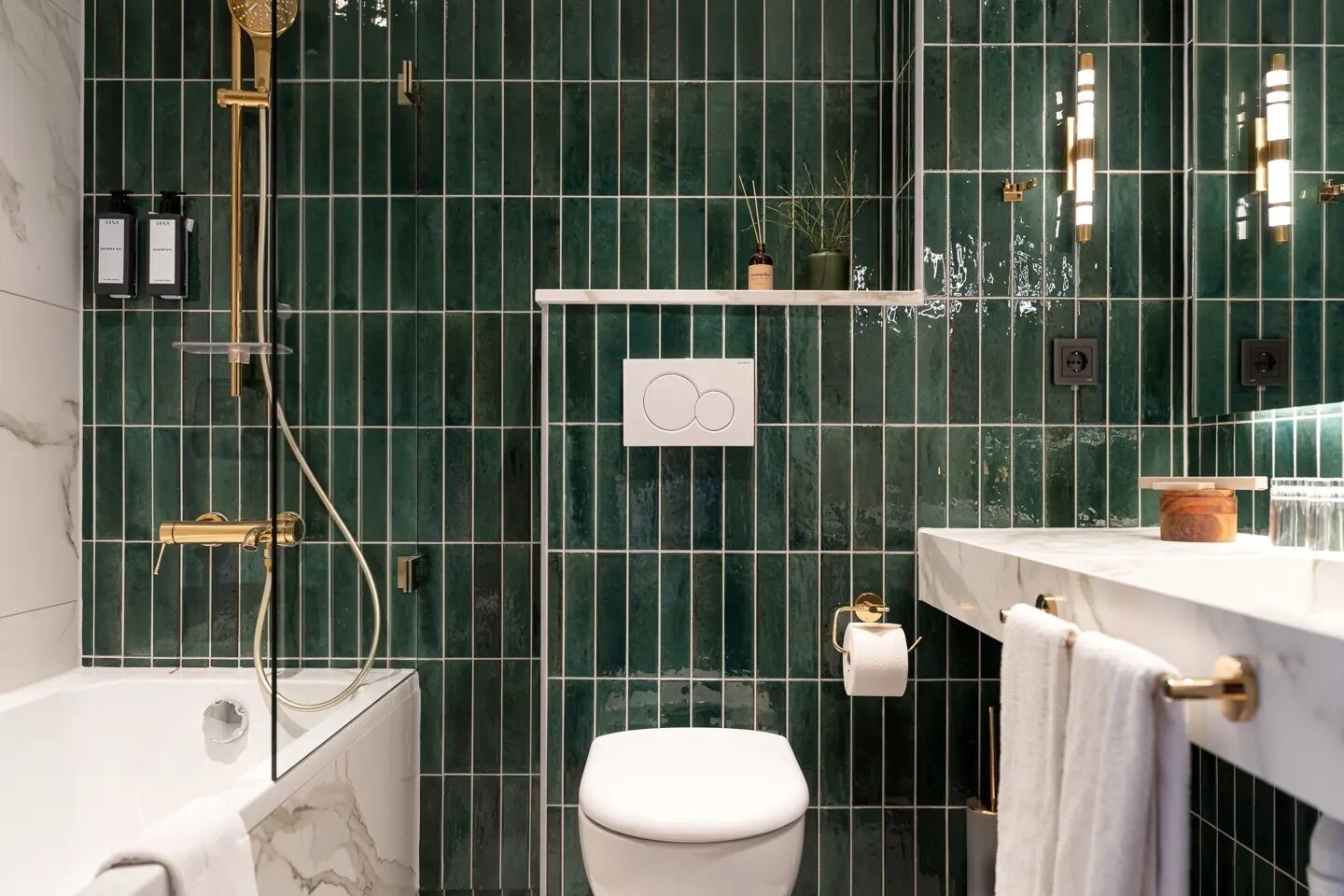 Un baño con bañera, inodoro y zona de ducha.
