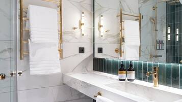 Habitación estándar | Baño | Secador de pelo, toallas, jabón y champú