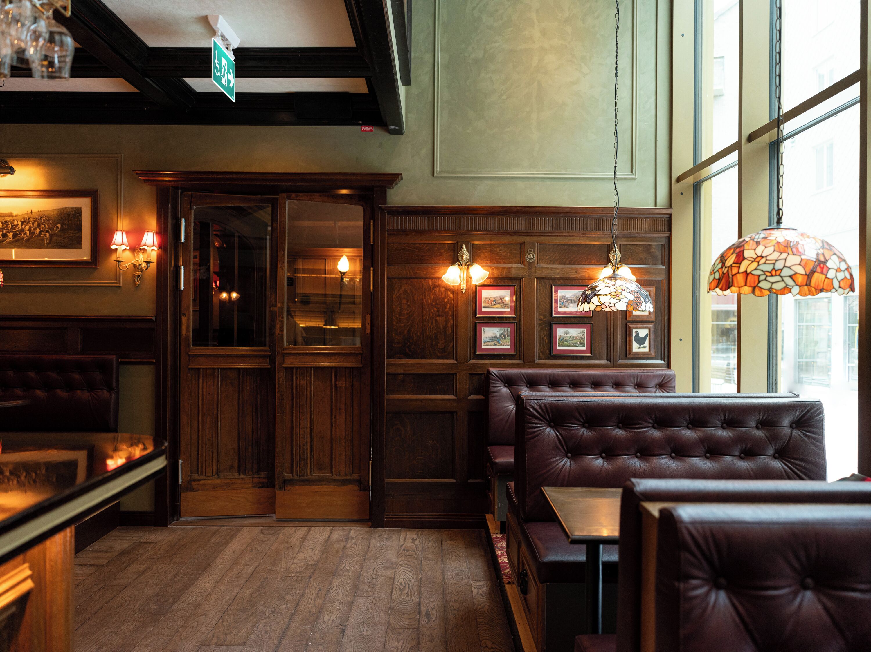 L’intérieur de ce restaurant chaleureux est agrémenté de boiseries, de banquettes en cuir et de tableaux encadrés qui ornent les murs.