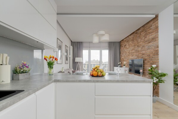 Microwave, oven, dishwasher, coffee/tea maker - Żwirki Apartment Łódź by Renters (Lodz)