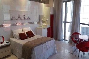 尊榮套房 | 書桌、筆電工作空間、隔音、免費無線上網