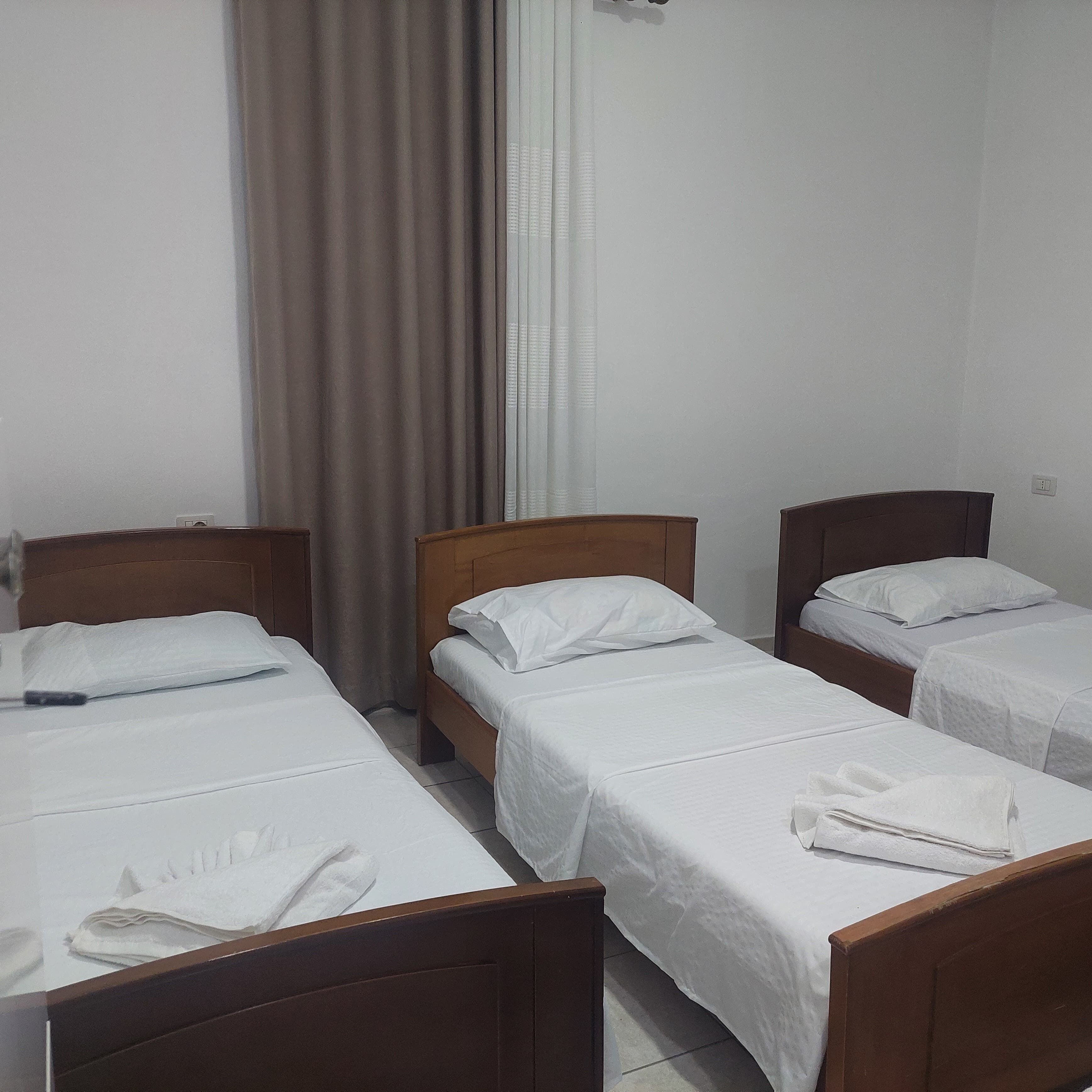 基础宿舍 | 办公桌、免费 WiFi