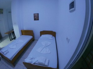 都會四人房 | 書桌、免費無線上網