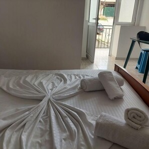 都會四人房 | 書桌、免費無線上網