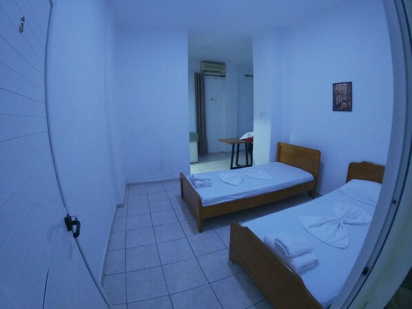 都會四人房 | 書桌、免費無線上網