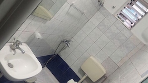 A bathroom with a sink, toilet, and shower. - Casa Mia Hostel SR (Sarandë)
