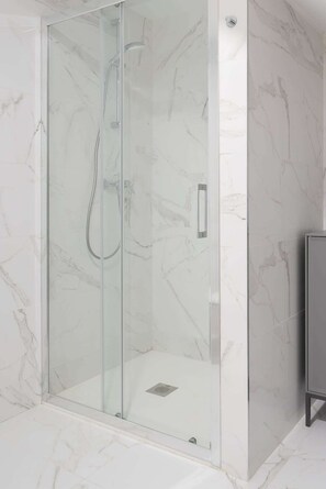 Dusche, Haartrockner, Handtücher