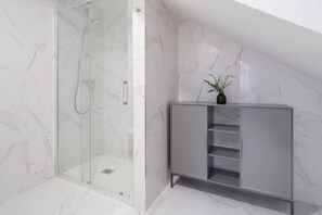 Shower, hair dryer, towels, shampoo - Santa Catarina Cosy Downtown by HostWise (Porto)