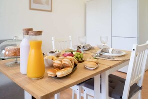 Dining - Santa Catarina Cosy Downtown by HostWise (Porto)