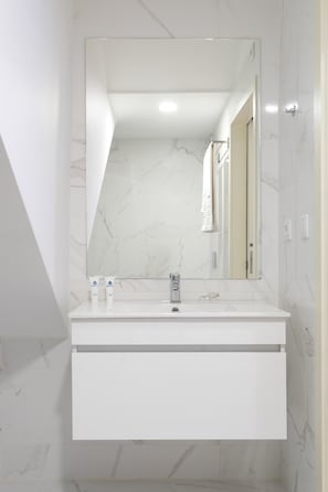 Douche, sèche-cheveux, serviettes fournies, shampoing