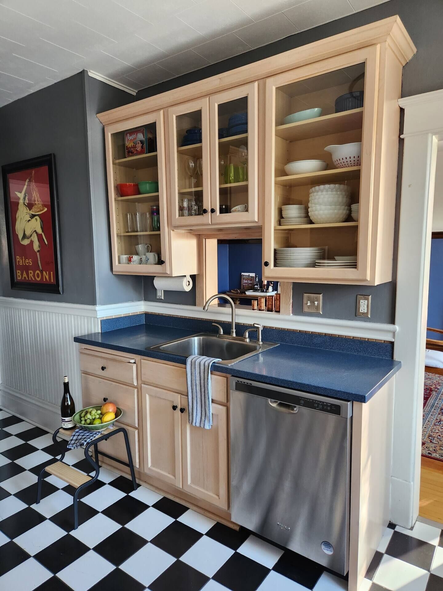 Jääkaappi, mikroaaltouuni, uuni, liesi