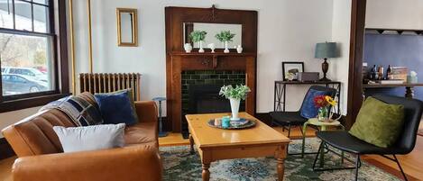 Smart-TV, Kamin, Bücher, Drucker