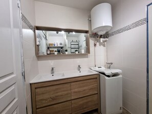 Dusche, Haartrockner, Handtücher, Seife