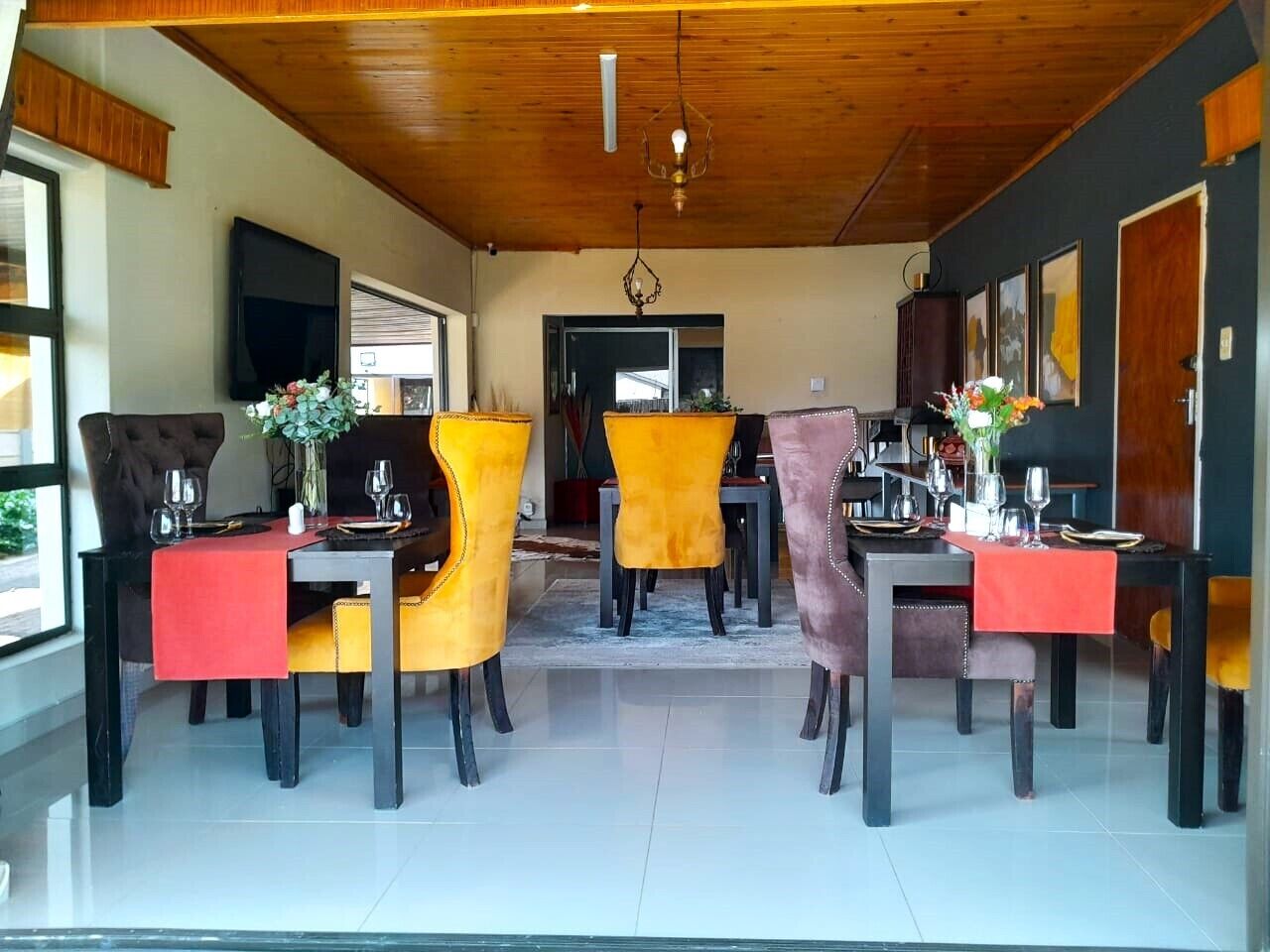 Un comedor con techo de madera y vistas al exterior.