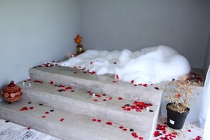 雙人療程室、浴缸、美體療程、芳療、熱石按摩、深層組織按摩