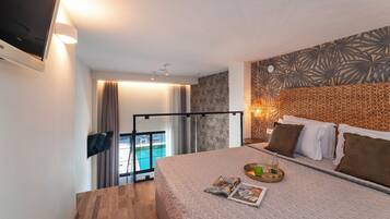 Tremannsrom – superior, bassengutsikt | Safe på rommet, blendingsgardiner, lydisolert og strykejern/-brett