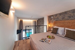 Habitación triple superior, vistas a la piscina | Caja fuerte, cortinas opacas, sistema de insonorización