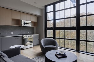 Luxus tetőtéri szoba, 1 king (extra méretű) franciaágy és egy kinyitható kanapé | Nappalirész | LED-tévé