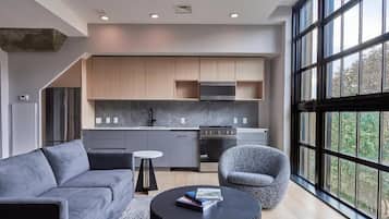 Apartamento luxo, 1 cama Queen e sofá-cama, vista para o rio | Área de estar | TV LED 65 polegadas com canais a cabo