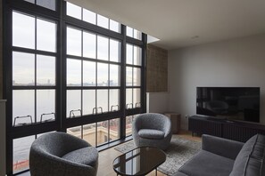 Premium bedding, in-room safe, individually furnished, desk - Riversuites at The Battery (Philadelphia)