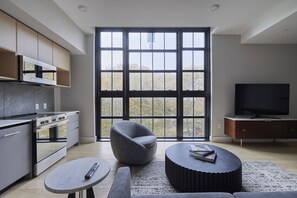 ج ناح بريميم - سرير ملكي مع أريكة سرير | أغطية فراش متميزة وخزنة داخل الغرفة وطراز فريد لكل وحدة ومكتب