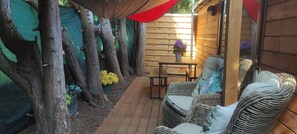 Cabane Premium, 2 lits une place, coin cuisine, côté jardin