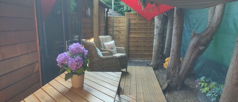 Premium-Ferienhütte, 2 Einzelbetten, Kochnische, zum Garten hin | Terrasse/Patio