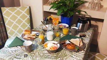 Desayuno autoservicio gratuito y diario