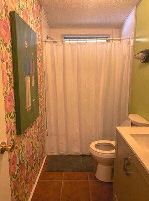 Douche, bidet, papier toilette