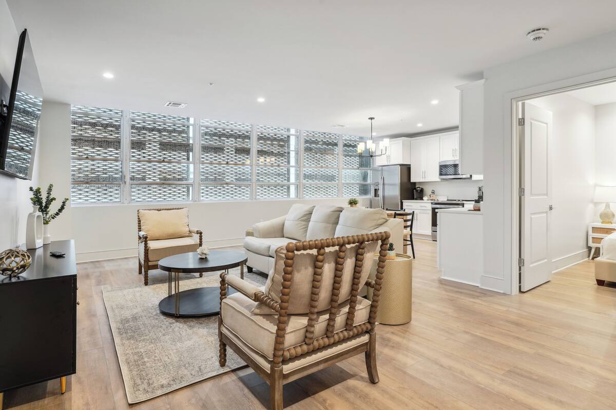 Appart'hôtel Supérieur, 5 chambres | Coin séjour | TV connectée de 55 pouces avec chaînes par câble, services de streaming