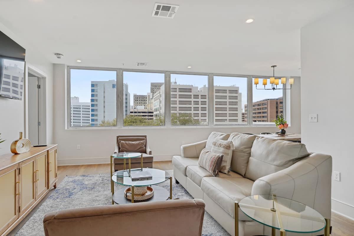 Familienapartment, 4 Schlafzimmer | Wohnbereich | 55-Zoll-Smart-TV mit Kabelempfang, Streaming-Dienste