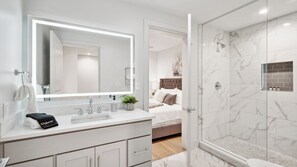 Classic-Apartment, 4 Schlafzimmer | Badezimmer | Duschwanne, kostenlose Toilettenartikel, Haartrockner, Handtücher
