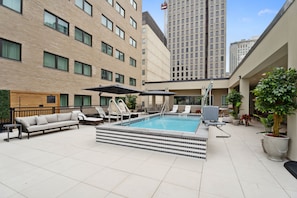 季節限定屋外プール、営業時間 8:00 ～ 22:00、プール パラソル、サンラウンジャー