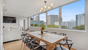 ファミリー コンドミニアム 4 ベッドルーム | ダイニングルーム