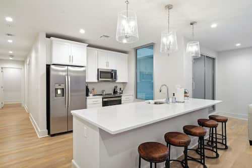 Condo Prestige, 4 chambres, patio | Cuisine privée | Réfrigérateur grande capacité avec congélateur, four à micro-ondes