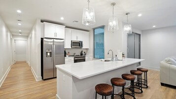 Refrigerador con freezer, microondas, horno, placa de cocina