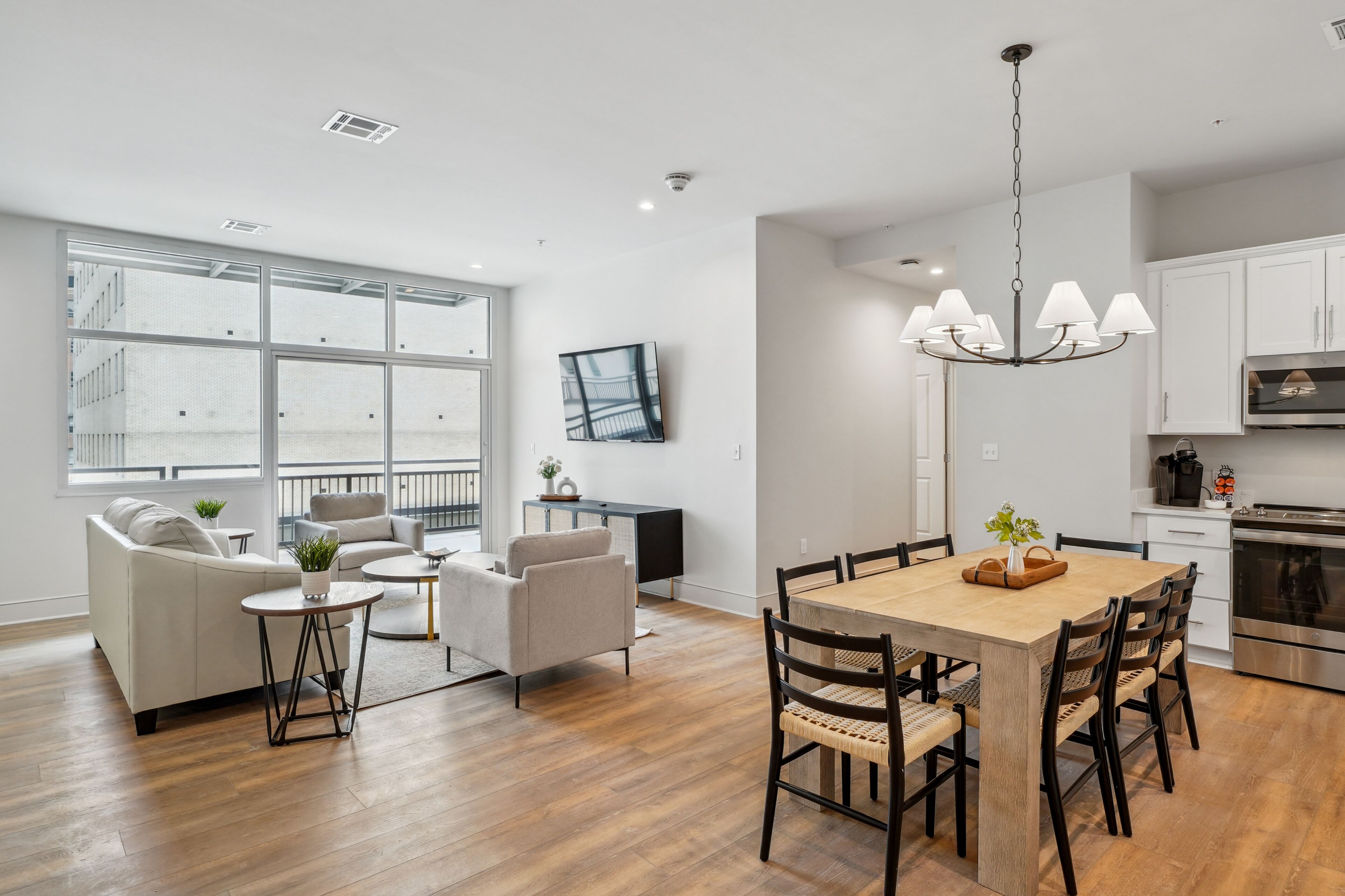 Condo Premium, 4 habitaciones, patio, vista a la ciudad | Área de sala de estar | Smart TV de 55 pulgadas con canales por cable y servicios de streaming 