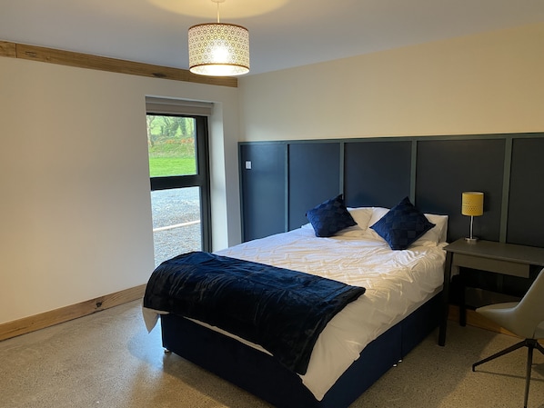 7 عدّة غرف نوم ومكواة/لوح كي وواي فاي وملاءات أسرّة