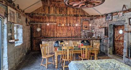 Extremely spacious rustic 7 Bedroom Barn Conversion, Family & Pet friendly