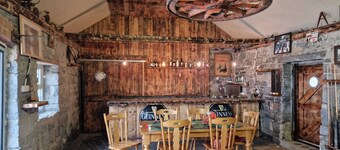 Extremely spacious rustic 7 Bedroom Barn Conversion, Family & Pet friendly