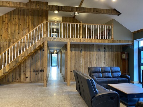 Extremely spacious rustic 7 Bedroom Barn Conversion, Family & Pet friendly 