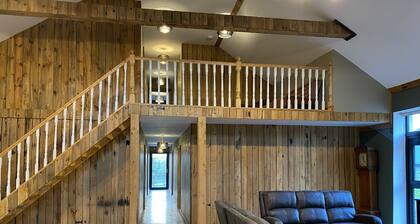 Extremely spacious rustic 7 Bedroom Barn Conversion, Family & Pet friendly