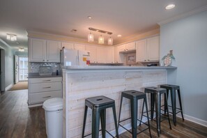 Fridge, microwave, oven, stovetop - My Favorite Seascape: Cozy Condo Steps Away from Sea (Oak Island)