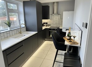 Køleskab, mikrobølgeovn, ovn, kogeplade