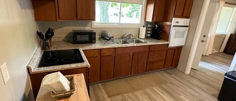 Jääkaappi, mikroaaltouuni, uuni, liesi