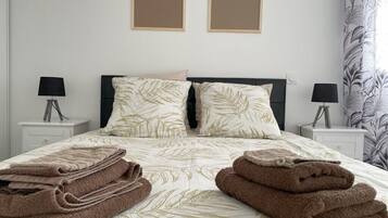 3 bedrooms, iron/ironing board, WiFi, bed sheets